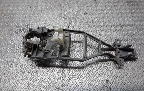 Volkswagen Touareg I Front door exterior handle/bracket 7L0837885