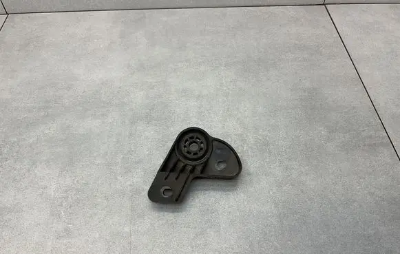 Opel Insignia B Radiator mount bracket 84012896