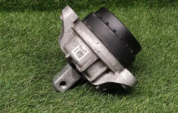 BMW 5 F10 F11 Engine mount bracket 6786528 678652803