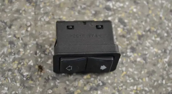 BMW 5 E39 Electric window control switch 8368974