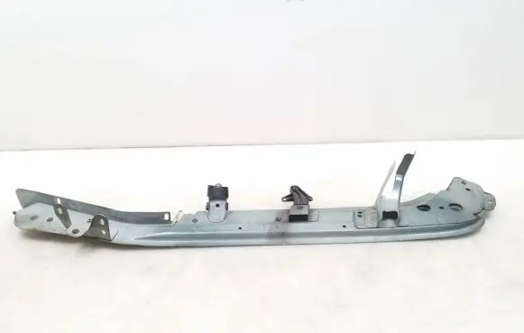 Volkswagen Touareg I Fender mounting bracket 7L6805919B