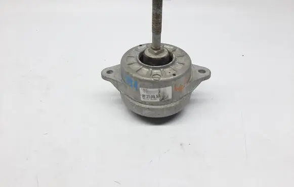 Engine mount vacuum valve