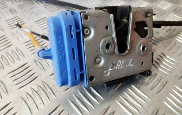 Audi A4 S4 B5 8D Rear door lock 8D0839015A