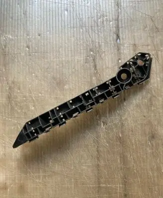 Front bumper mounting bracket