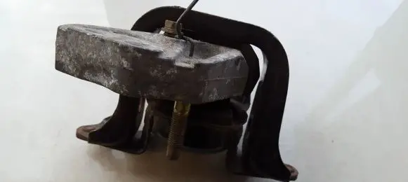 Toyota Yaris Engine mount bracket