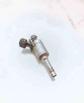 Nissan Juke I F15 Fuel injector 0261500092
