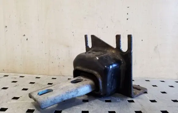 Dacia Sandero Engine mount bracket