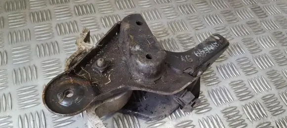 Nissan Primera Engine mount bracket