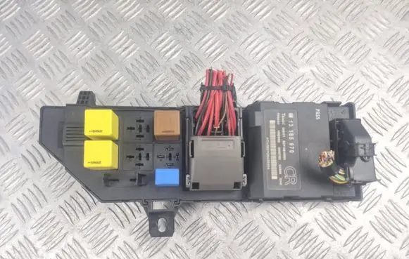 Opel Vectra C Fuse module 24443147 09226554 49CDA7