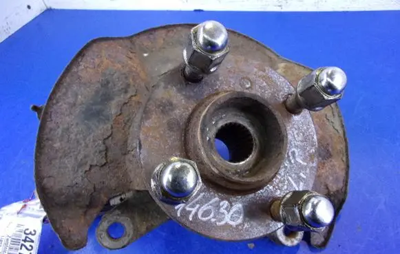 Suzuki Liana Front wheel hub spindle knuckle