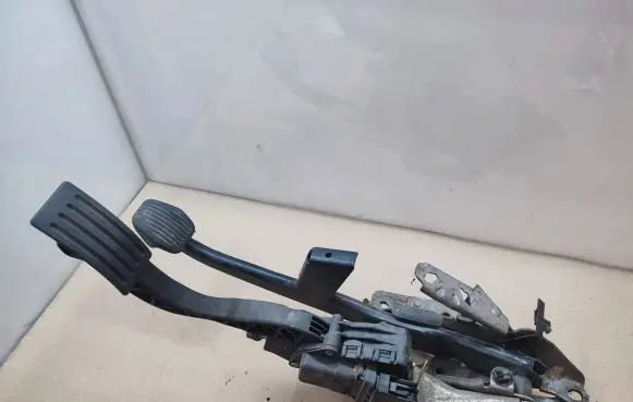 Ford Focus Pedal assembly 4M512467CP