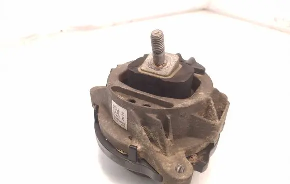 Engine mount bracket