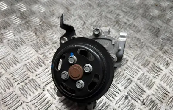 Suzuki Swift III Water pump 