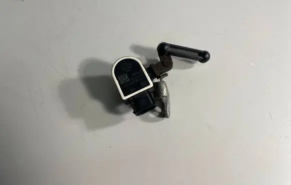 Headlight/headlamp level sensor