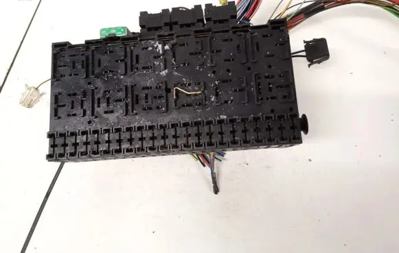 Volkswagen PASSAT B4 Fuse box set 357937039