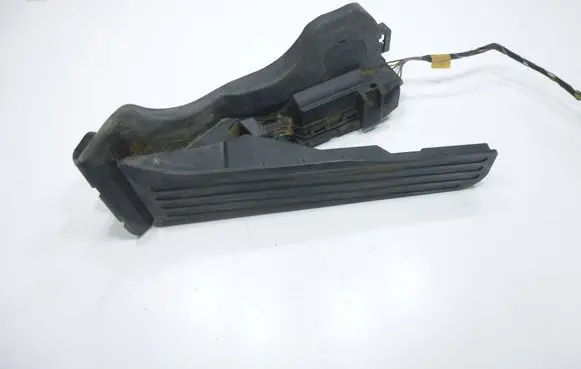 Accelerator throttle pedal