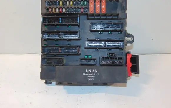 Opel Signum Fuse module 93180272 13112914 93186630