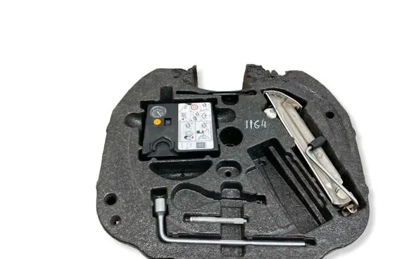 Mercedes-Benz SLK R172 Tool set A1716840537