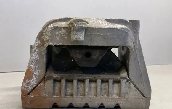 Volkswagen PASSAT B6 Engine mount bracket 1K0199262