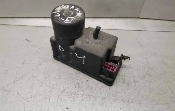 Audi A4 S4 B5 8D Central locking vacuum pump 4A0862257A