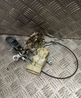 Toyota Yaris Front door lock