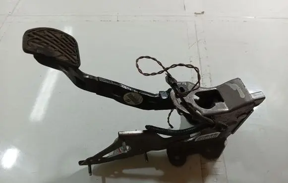 Nissan Qashqai Brake pedal E001046X11