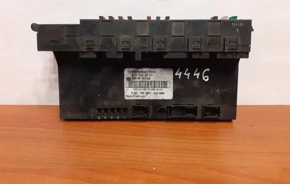 Mercedes-Benz C W203 Fuse box set 2035450701 4446