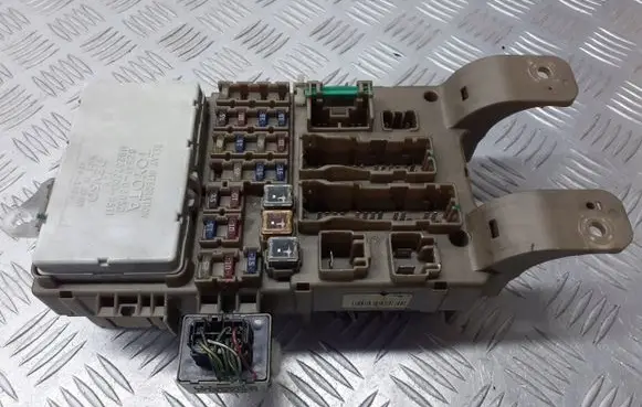 Toyota Corolla E120 E130 Fuse box set 82641-02050