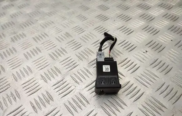 Opel Astra K USB socket connector 39087528