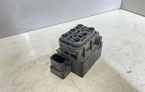 Tesla Model S Air suspension valve block 15152400272