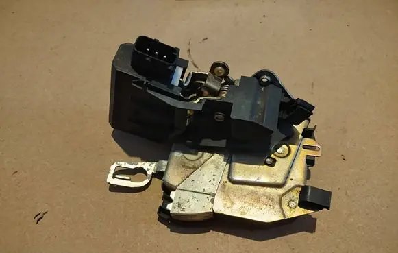 BMW 3 E36 Front door lock 8122204