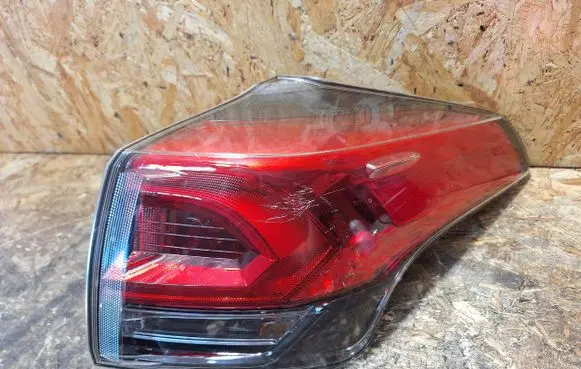 Toyota RAV 4 (XA40) Rear/tail lights