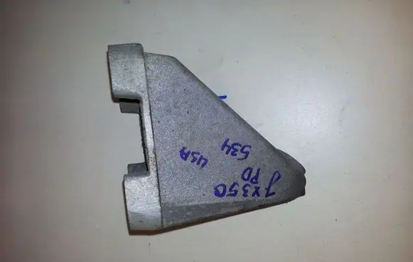 Engine mounting bracket