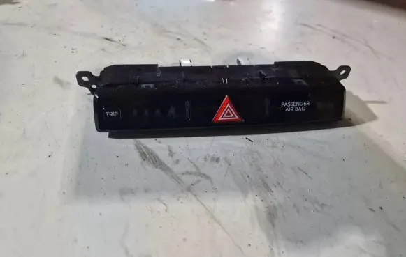 Hyundai i20 (PB PBT) Hazard light switch