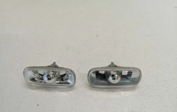 Front fender indicator light