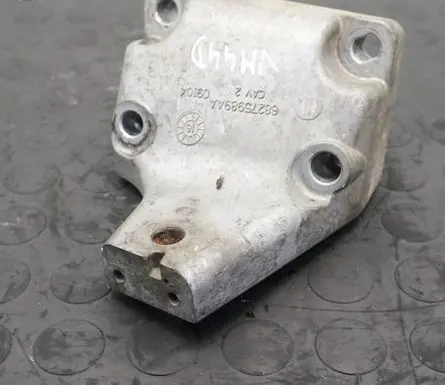 Engine mounting bracket