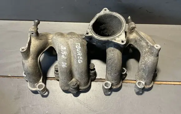 Volkswagen Touareg I Intake manifold 070129713H