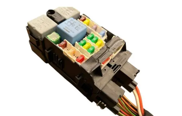 Citroen C4 II Picasso Fuse module 9665490680