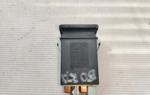 Volkswagen Golf IV Hazard light switch 1J0953235A 1J0953235B 1J0959621B