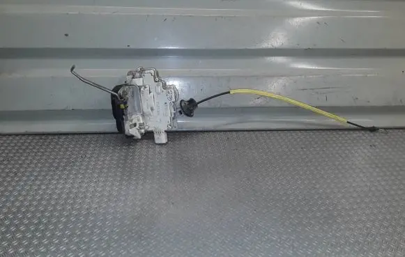 Audi A6 S6 C6 4F Rear door lock 4F0839016