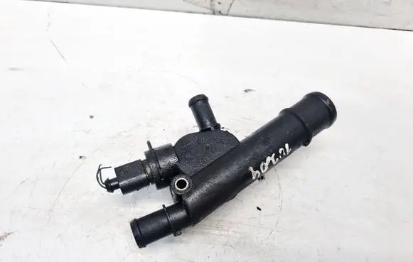 Volkswagen Polo IV 9N3 Engine coolant pipe/hose 038121132