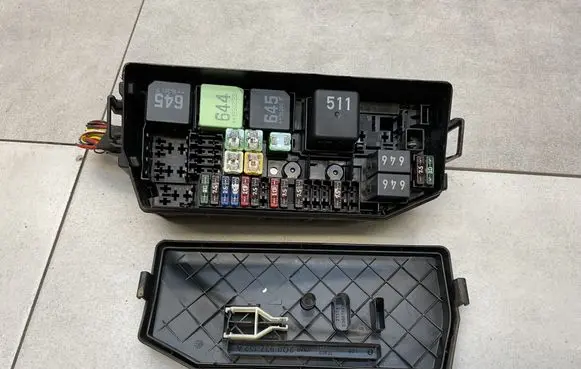 Volkswagen Polo VI Fuse box set 2Q0927165A