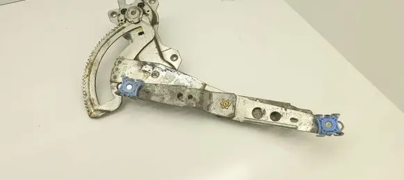 Rear door manual window regulator