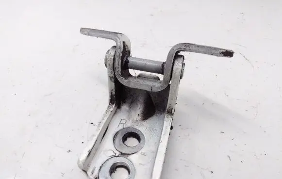 Nissan Qashqai+2 Rear door lower hinge