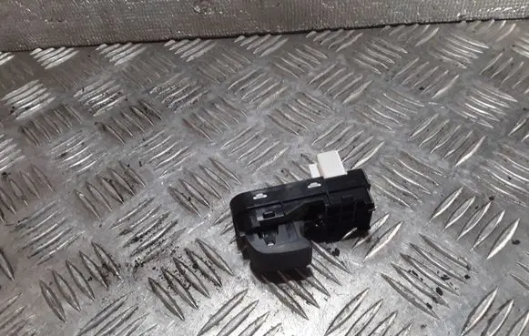 Mazda 3 II Electric window control switch BBM266370 1346T2