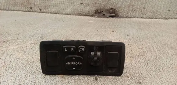 Toyota Avensis T250 Wing mirror switch 