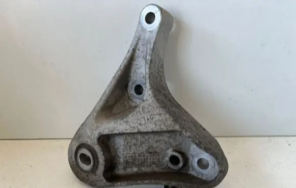 Opel Mokka X Engine mounting bracket 96983905