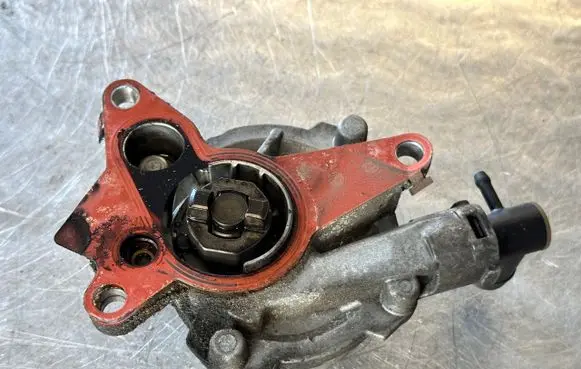 Nissan Qashqai Vacuum pump 146502018R
