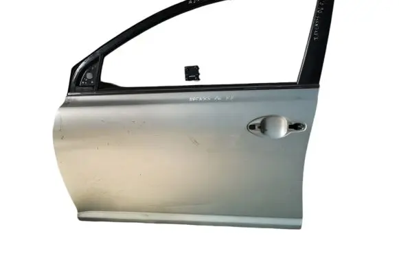 Toyota Avensis T250 Front door