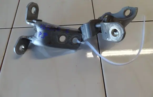 Toyota Verso-S Front door hinge set 